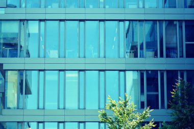 Modern ofis açık gökyüzü arka plan üzerinde. Retro stilize renkli ton filtre efekti