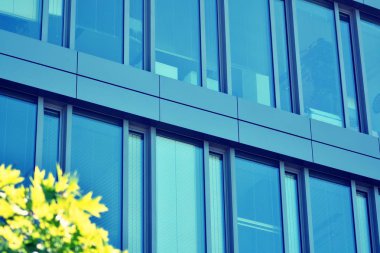 Modern ofis açık gökyüzü arka plan üzerinde. Retro stilize renkli ton filtre efekti