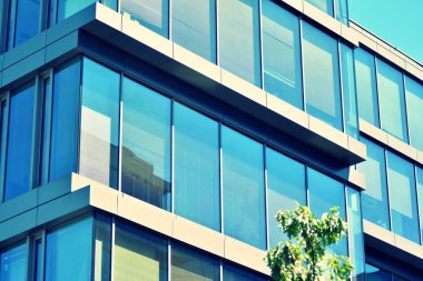 Modern ofis açık gökyüzü arka plan üzerinde. Retro stilize renkli ton filtre efekti