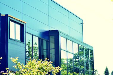 Modern ofis açık gökyüzü arka plan üzerinde. Retro stilize renkli ton filtre efekti