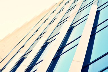 Modern ofis açık gökyüzü arka plan üzerinde. Retro stilize renkli ton filtre efekti