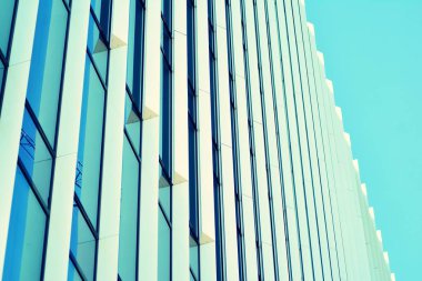 Modern ofis açık gökyüzü arka plan üzerinde. Retro stilize renkli ton filtre efekti