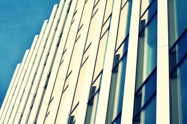 Modern ofis açık gökyüzü arka plan üzerinde. Retro stilize renkli ton filtre efekti