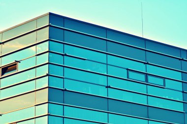 Modern ofis açık gökyüzü arka plan üzerinde. Retro stilize renkli ton filtre efekti