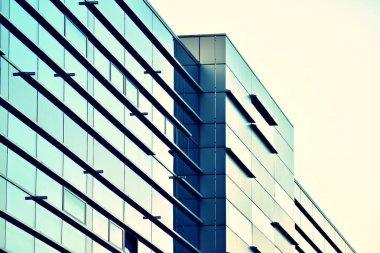 Modern ofis açık gökyüzü arka plan üzerinde. Retro stilize renkli ton filtre efekti