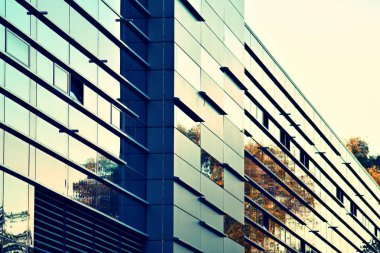 Modern ofis açık gökyüzü arka plan üzerinde. Retro stilize renkli ton filtre efekti