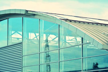 Modern ofis açık gökyüzü arka plan üzerinde. Retro stilize renkli ton filtre efekti