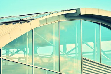 Modern ofis açık gökyüzü arka plan üzerinde. Retro stilize renkli ton filtre efekti