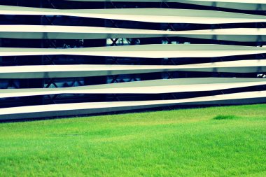 Modern ofis açık gökyüzü arka plan üzerinde. Retro stilize renkli ton filtre efekti