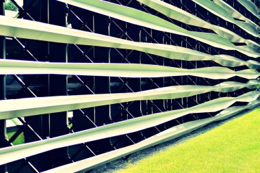 Modern ofis açık gökyüzü arka plan üzerinde. Retro stilize renkli ton filtre efekti