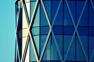 Modern ofis açık gökyüzü arka plan üzerinde. Retro stilize renkli ton filtre efekti