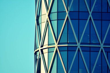 Modern ofis açık gökyüzü arka plan üzerinde. Retro stilize renkli ton filtre efekti