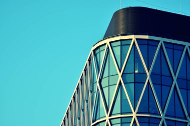 Modern ofis açık gökyüzü arka plan üzerinde. Retro stilize renkli ton filtre efekti