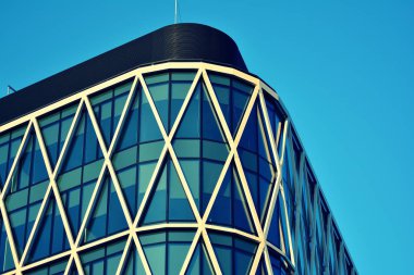 Modern ofis açık gökyüzü arka plan üzerinde. Retro stilize renkli ton filtre efekti