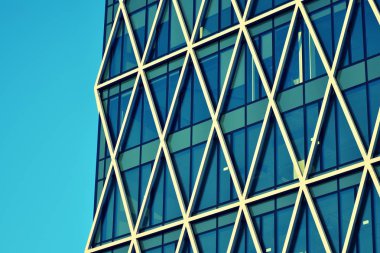 Modern ofis açık gökyüzü arka plan üzerinde. Retro stilize renkli ton filtre efekti