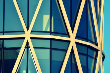 Modern ofis açık gökyüzü arka plan üzerinde. Retro stilize renkli ton filtre efekti