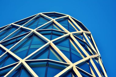 Modern ofis açık gökyüzü arka plan üzerinde. Retro stilize renkli ton filtre efekti