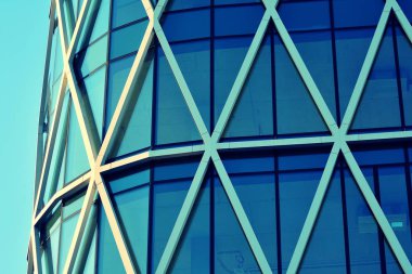 Modern ofis açık gökyüzü arka plan üzerinde. Retro stilize renkli ton filtre efekti