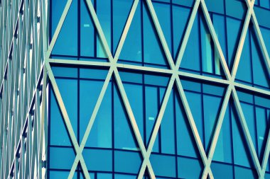 Modern ofis açık gökyüzü arka plan üzerinde. Retro stilize renkli ton filtre efekti