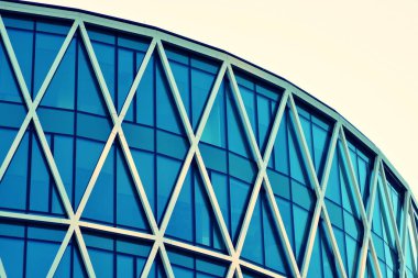 Modern ofis açık gökyüzü arka plan üzerinde. Retro stilize renkli ton filtre efekti