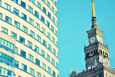 Modern ofis açık gökyüzü arka plan üzerinde. Retro stilize renkli ton filtre efekti