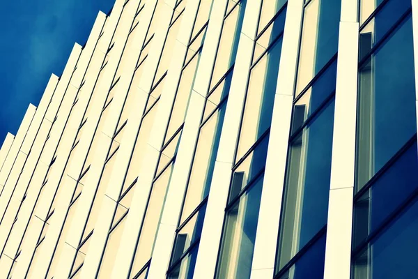 Moderno Edificio Oficinas Sobre Fondo Despejado Retro Estilizado Colorido Efecto — Foto de Stock