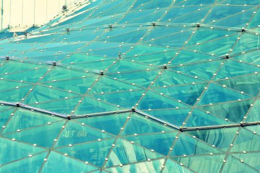 Modern ofis açık gökyüzü arka plan üzerinde. Retro stilize renkli ton filtre efekti