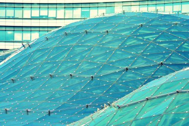 Modern ofis açık gökyüzü arka plan üzerinde. Retro stilize renkli ton filtre efekti