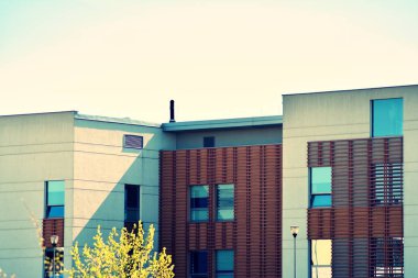 Modern ofis açık gökyüzü arka plan üzerinde. Retro stilize renkli ton filtre efekti