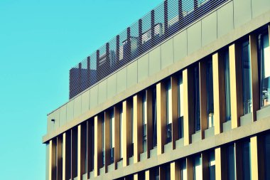 Modern ofis açık gökyüzü arka plan üzerinde. Retro stilize renkli ton filtre efekti