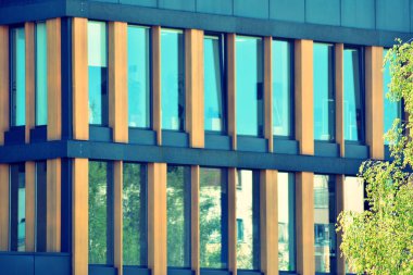 Modern ofis açık gökyüzü arka plan üzerinde. Retro stilize renkli ton filtre efekti