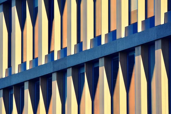 Современное Офисное Здание Ясном Фоне Неба Ретро Стилизованный Цветной Эффект — стоковое фото