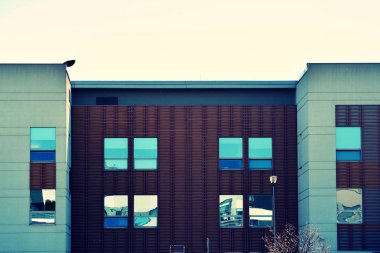 Modern ofis açık gökyüzü arka plan üzerinde. Retro stilize renkli ton filtre efekti