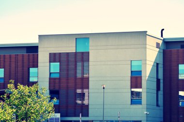 Modern ofis açık gökyüzü arka plan üzerinde. Retro stilize renkli ton filtre efekti