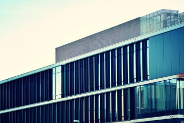 Modern ofis açık gökyüzü arka plan üzerinde. Retro stilize renkli ton filtre efekti