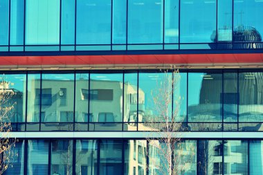 Modern ofis açık gökyüzü arka plan üzerinde. Retro stilize renkli ton filtre efekti