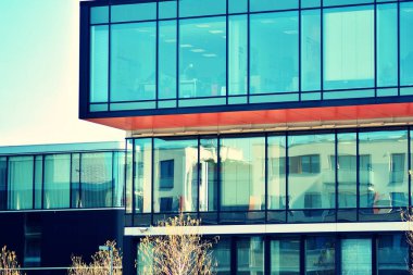 Modern ofis açık gökyüzü arka plan üzerinde. Retro stilize renkli ton filtre efekti