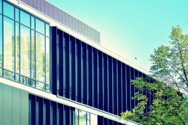 Modern ofis açık gökyüzü arka plan üzerinde. Retro stilize renkli ton filtre efekti