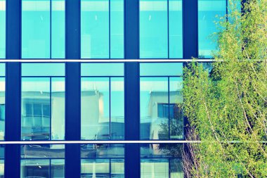 Modern ofis açık gökyüzü arka plan üzerinde. Retro stilize renkli ton filtre efekti