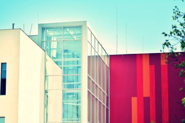 Modern ofis açık gökyüzü arka plan üzerinde. Retro stilize renkli ton filtre efekti