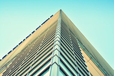 Modern ofis açık gökyüzü arka plan üzerinde. Retro stilize renkli ton filtre efekti