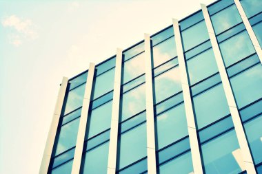 Modern ofis açık gökyüzü arka plan üzerinde. Retro stilize renkli ton filtre efekti