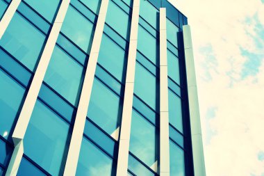 Modern ofis açık gökyüzü arka plan üzerinde. Retro stilize renkli ton filtre efekti