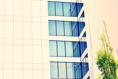 Modern ofis açık gökyüzü arka plan üzerinde. Retro stilize renkli ton filtre efekti