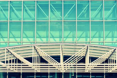 Modern ofis açık gökyüzü arka plan üzerinde. Retro stilize renkli ton filtre efekti