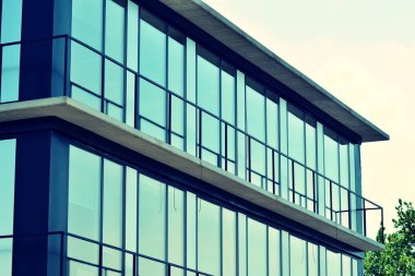 Modern ofis açık gökyüzü arka plan üzerinde. Retro stilize renkli ton filtre efekti