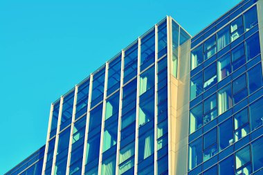 Modern ofis açık gökyüzü arka plan üzerinde. Retro stilize renkli ton filtre efekti