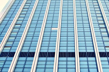 Modern ofis açık gökyüzü arka plan üzerinde. Retro stilize renkli ton filtre efekti