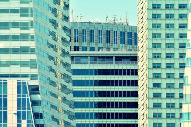 Modern ofis açık gökyüzü arka plan üzerinde. Retro stilize renkli ton filtre efekti