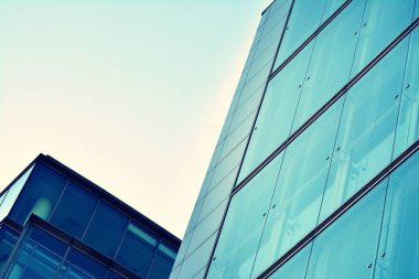 Modern ofis açık gökyüzü arka plan üzerinde. Retro stilize renkli ton filtre efekti